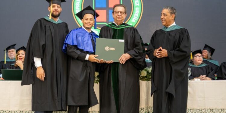 UNPHU celebra graduación: entrega 824 profesionales y especialistas