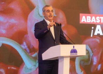 Presidente Abinader califica como “acto terrorista” ataque a avión en Haití