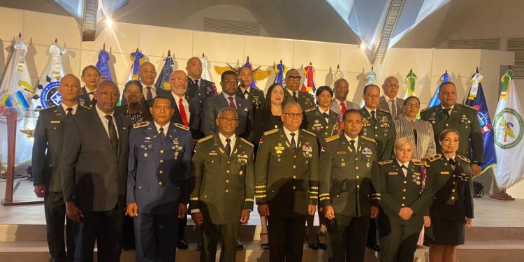 Ministerio de Defensa y UNADE Certifican a Personal Docente