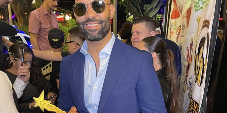 Cantautor Pedri Jiménez recibe premio en Colombia como Artista Revelación