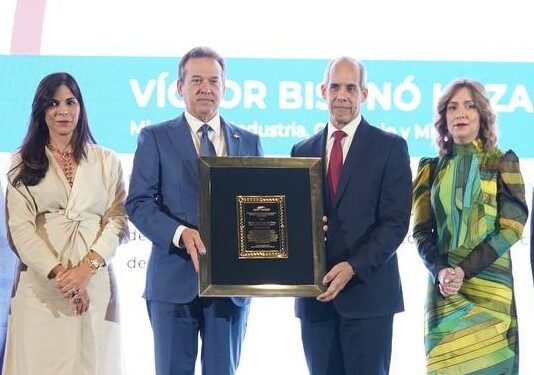 Amchamdr reconoce a Ito Bisonó por sus aportes al sector industrial
