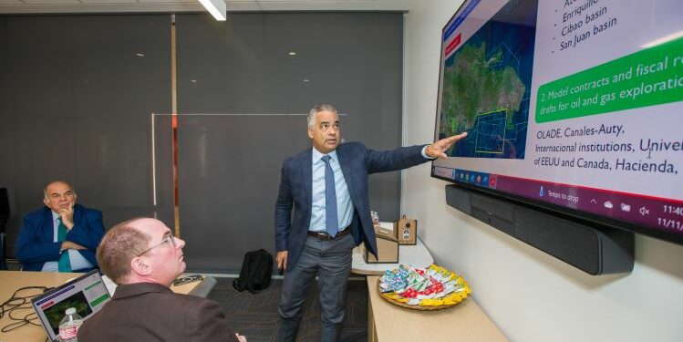 Universidad de Texas investigará hidrocarburo y tierras raras en RD