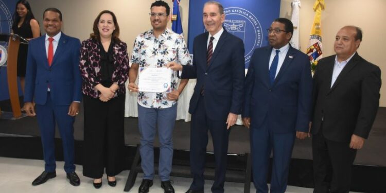 El MESCyT premia innovación en congreso estudiantil de investigación científica