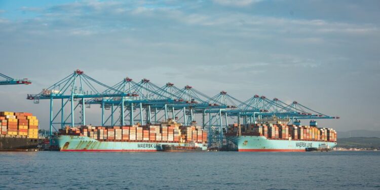 España niega la escala a dos buques de EEUU cargados con armas para Israel