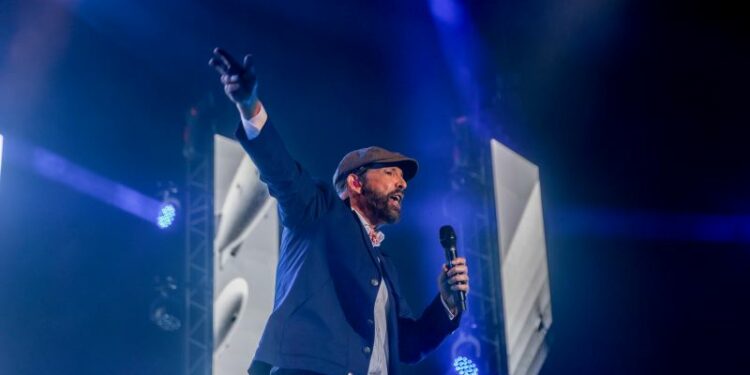 Juan Luis Guerra arrasa en Latin Grammy 2024 con 4 premios