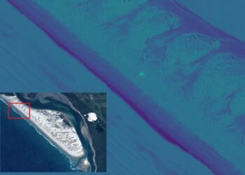 Tecnología satelital para detectar basura plástica en playa desde el espacio