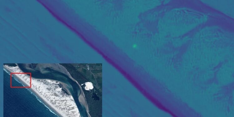 Tecnología satelital para detectar basura plástica en playa desde el espacio