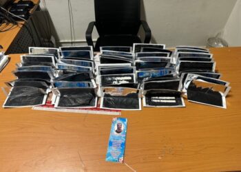 Intentan traficar cocaína en recordatorios de difuntos