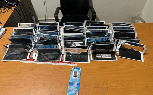 Intentan traficar cocaína en recordatorios de difuntos