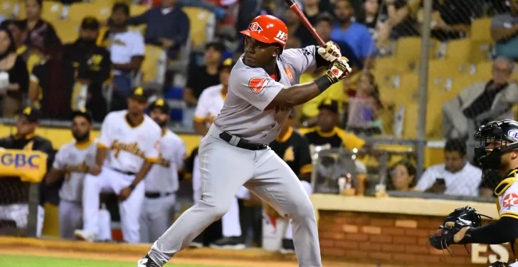 Leones frenan a las Águilas en Santiago con pitcheo implacable