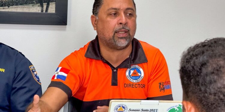 Defensa Civil de Puerto Plata cierra playas por fuerte oleaje