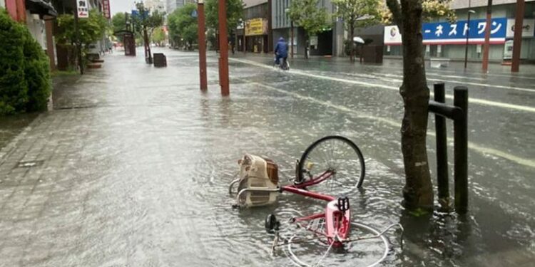 Japón evacúa a 200,000 personas por lluvias torrenciales