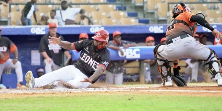 Leones del Escogido vencen a los Toros del Este en emocionante juego