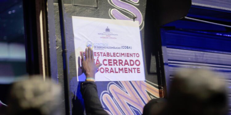 Operación “Garantía de Paz” clausura cuatro negocios en Santo Domingo