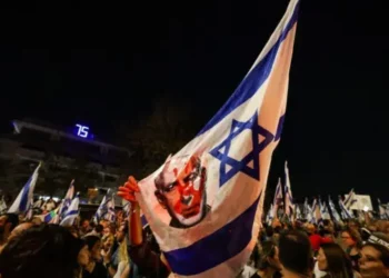 Miles protestan en Israel tras destitución de ministro en plena crisis