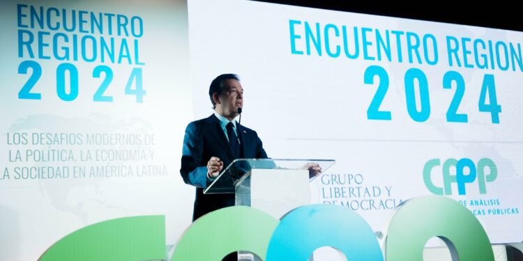 Bisonó subraya la importancia de la democracia y llama a fortalecer las instituciones públicas