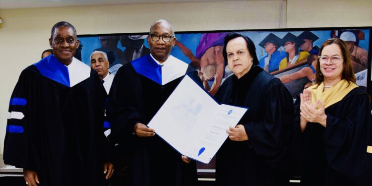 UASD otorga Profesor Honorario a Leonel Lirio, ícono de la moda dominicana