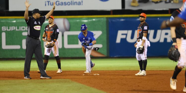 Tigres del Licey remontan en la novena y vencen 10-7