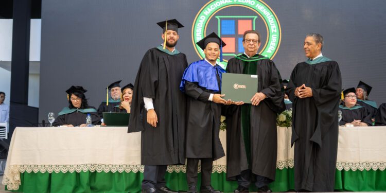 UNPHU graduó 824 profesionales con un llamado a la responsabilidad social