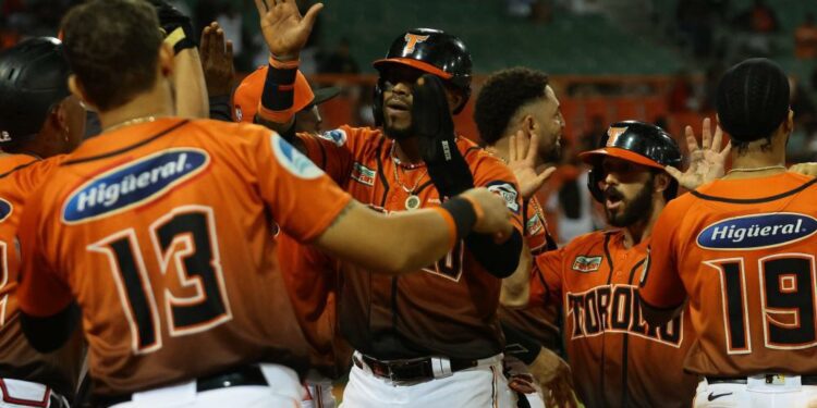 Toros del Este derrotan 3-2 a los Leones del Escogido en La Romana
