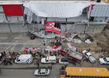 Derrumbe en local de Santiago deja tres heridos y mantiene en vilo a la ciudad