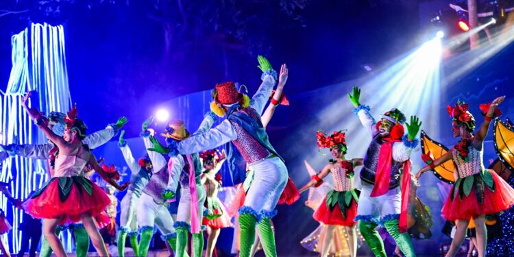 Alcalde de Santiago inaugura Navidad con llamado a celebrarla