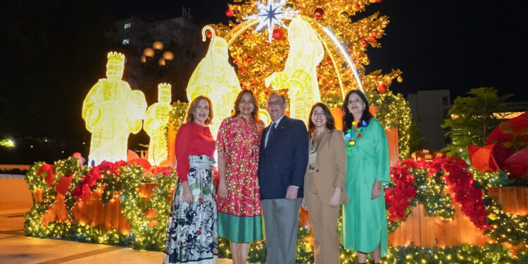 El Banco Central enciende su tradicional árbol de Navidad