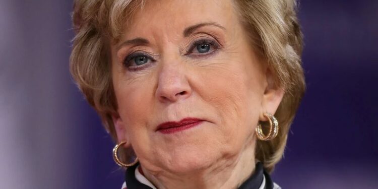 Trump designa a Linda Mcmahon como secretaria de Educación