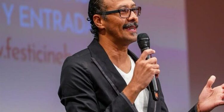 Dominicano raposo triunfa en Huelva con “la bachata de biónico”