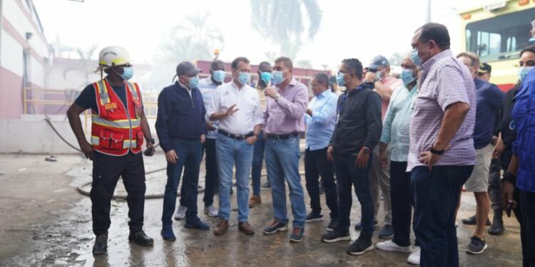 Ministro Bisono comprometido con empresas tras incendio en zona franca