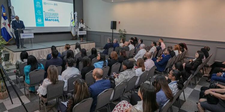 Capacitan fiscales para combatir falsificación y contrabando en el país