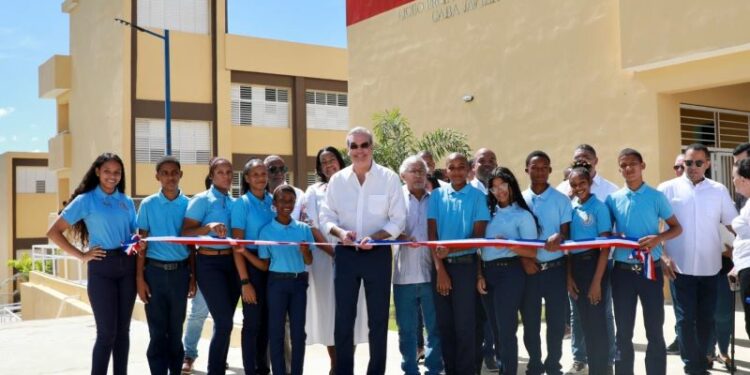 Abinader anuncia ambicioso plan de 4,000 nuevas aulas para 2025