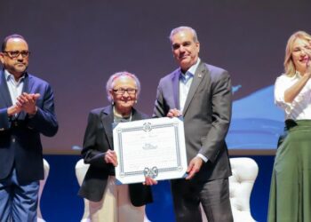 El presidente Abinader condecora Rhina Espaillat: voz literaria sin fronteras