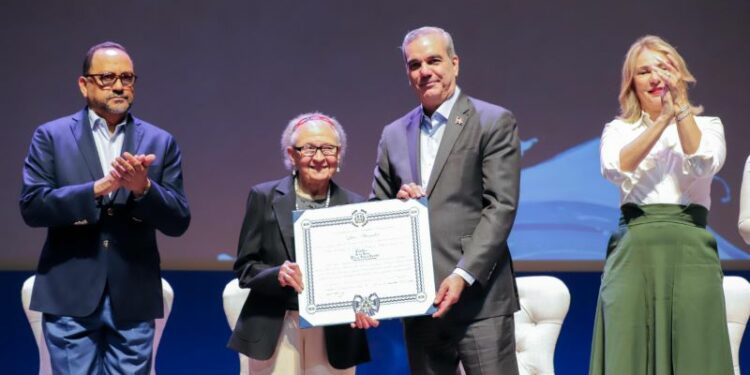 El presidente Abinader condecora Rhina Espaillat: voz literaria sin fronteras