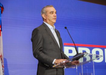 Presidente Abinader anuncia programa para mujeres microempresarias