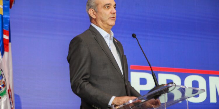 Presidente Abinader anuncia programa para mujeres microempresarias