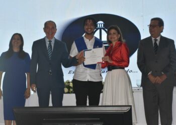 Gobierno gradúa 16,000 jóvenes en el programa inglés de inmersión