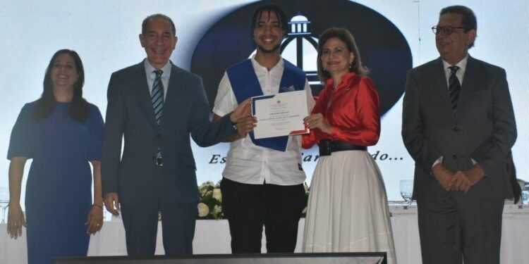 Gobierno gradúa 16,000 jóvenes en el programa inglés de inmersión