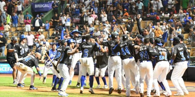 El béisbol se enciende con triunfos del Licey, Gigantes y Estrellas 