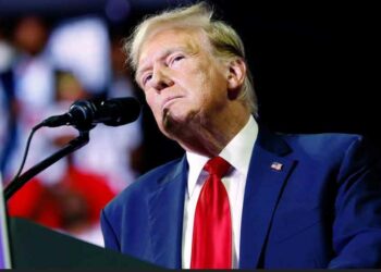 Trump continua designaciones con figuras polémicas 