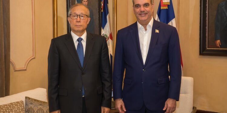 Abinader recibe al vicepresidente de la Asamblea Nacional de la República Popular China