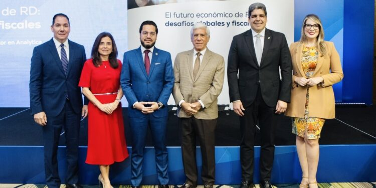 Asociación Cibao promueve análisis económico en conferencias especializadas