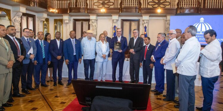 Abinader juramenta comités de apoyo a reforma penitenciaria