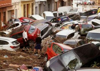 Tóxicos y destrucción: DANA convierte 100,000 vehículos en chatarra