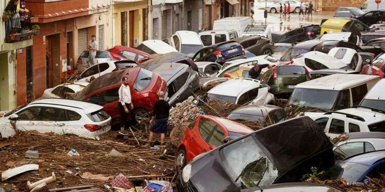 Tóxicos y destrucción: DANA convierte 100,000 vehículos en chatarra