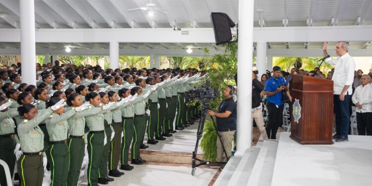 Abinader encabeza graduación histórica de policías reformados