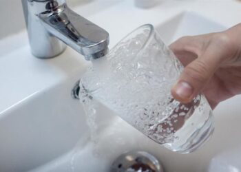 Un peligro oculto descubierto en el agua potable clorada 