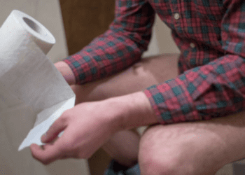 Orinar sentado: un consejo saludable para la próstata 