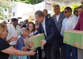 Leonel Fernández entrega cajas navideñas a personas necesitadas