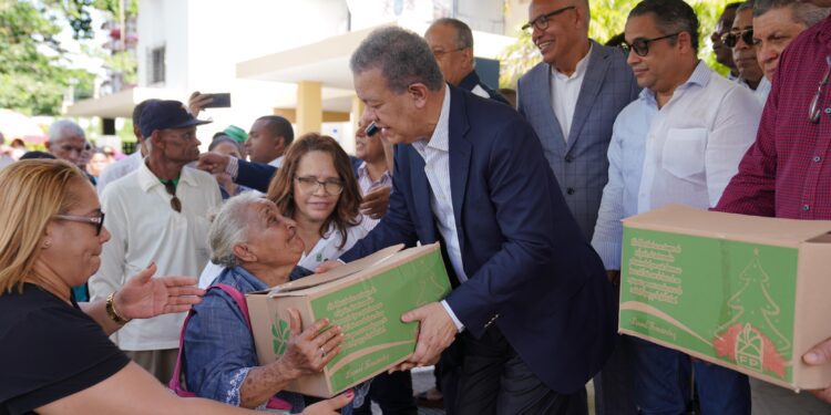 Leonel Fernández entrega cajas navideñas a personas necesitadas